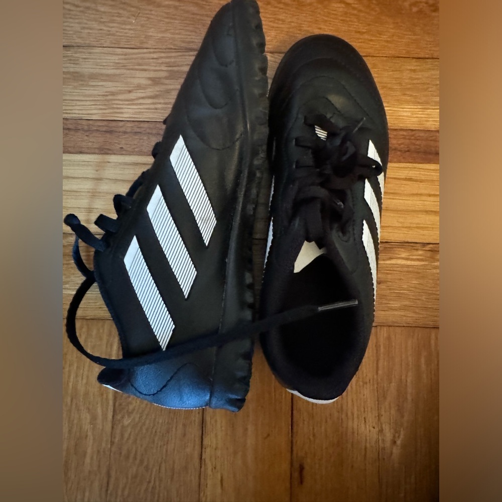 Youth indoor/turf soccer cleats